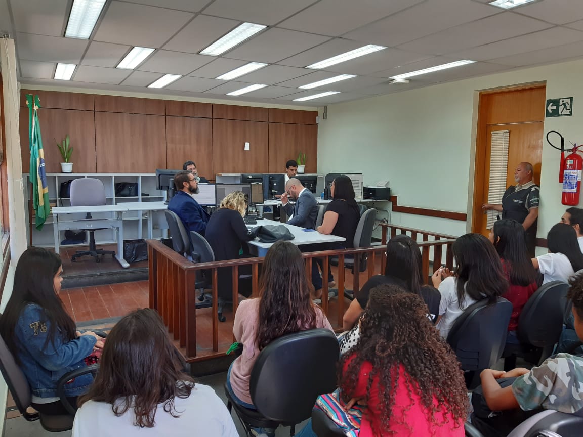 Alunos do ‘De Mãos Dadas’ visitam Vara do Trabalho em Araruama