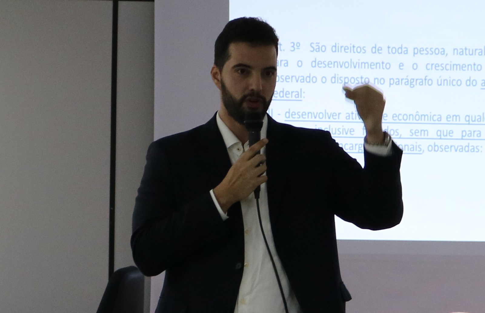 Felipe Bernardes publica artigo sobre impacto da MP 905