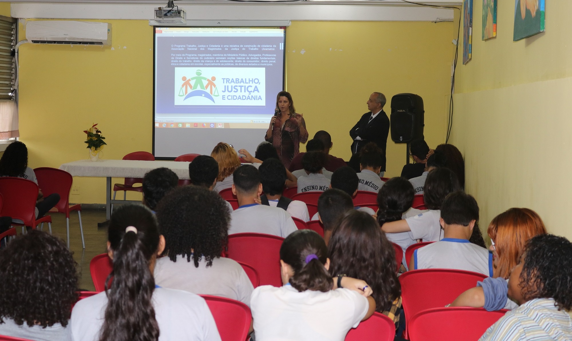 Marise Costa dá palestra a estudantes no TJC em Duque de Caxias