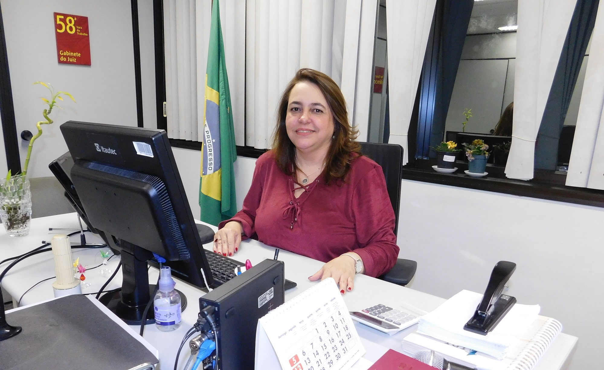 Juíza Luciana Neves relata os desafios de viver com deficiência auditiva