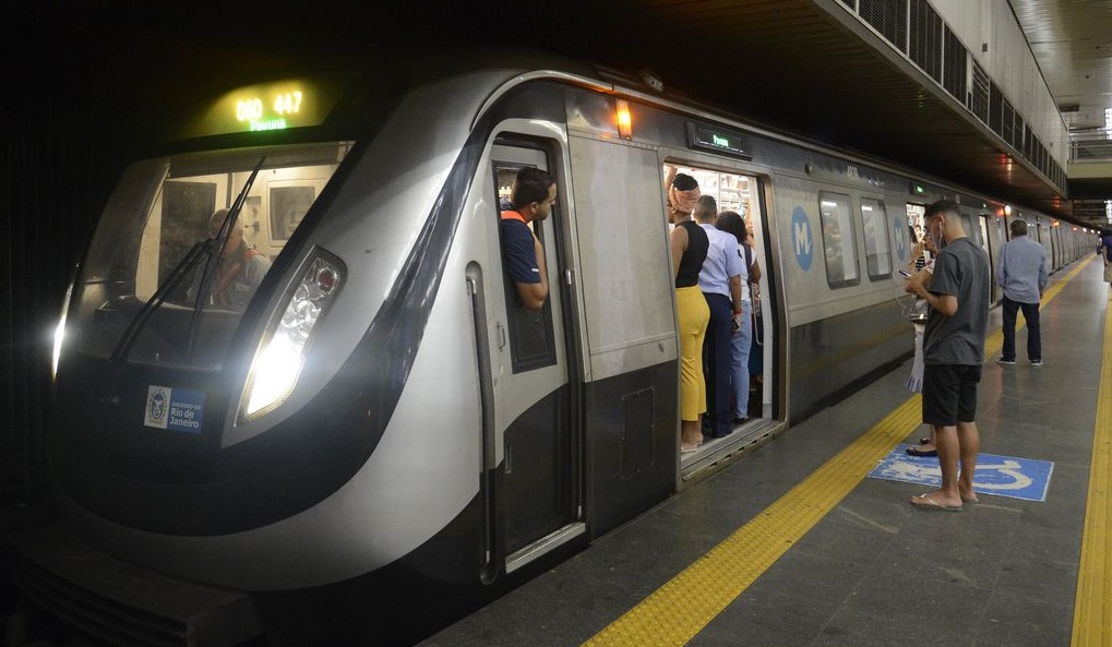 Juiz determina que funcionários do metrô recebam álcool gel, luvas e máscaras