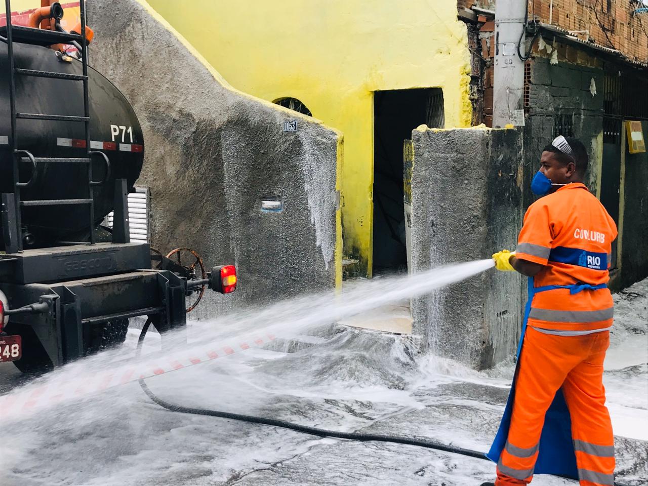 Trabalhadores essenciais têm cotidiano registrado em crise do coronavírus